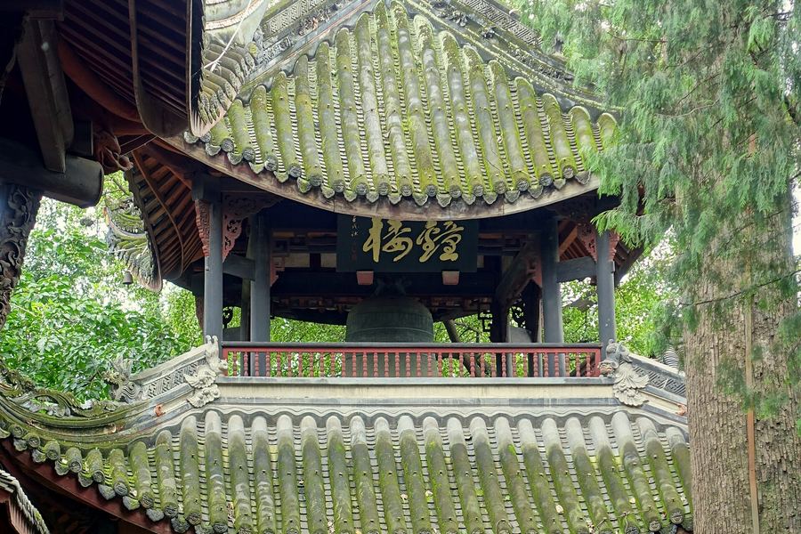 武侯祠古建筑，红墙、木廊与绿树