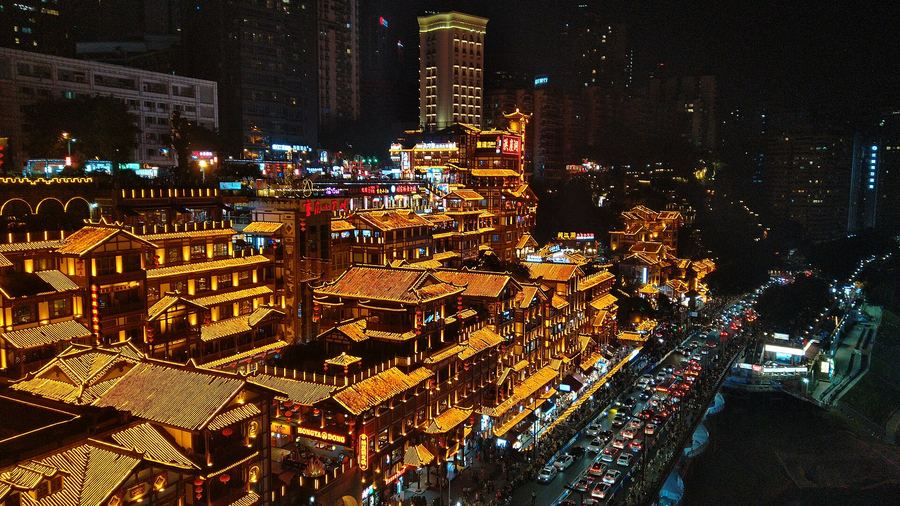 夜晚的洪崖洞，依山而建的吊脚楼全部亮着金色灯光