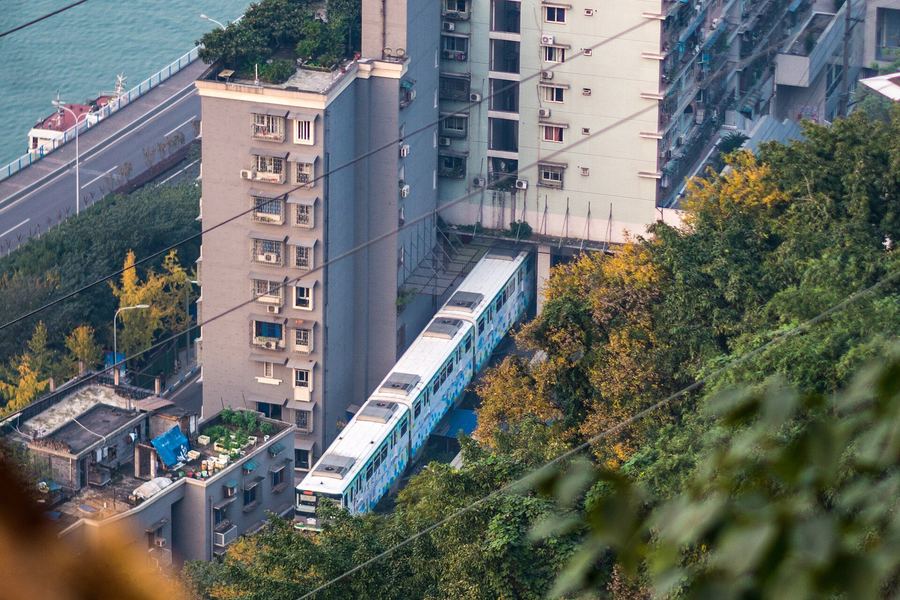 轻轨列车从居民楼中间穿过的李子坝车站