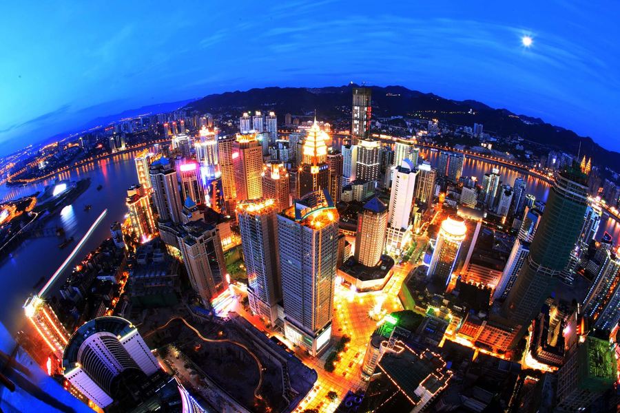 重庆渝中半岛的夜景，两江环抱、高楼林立