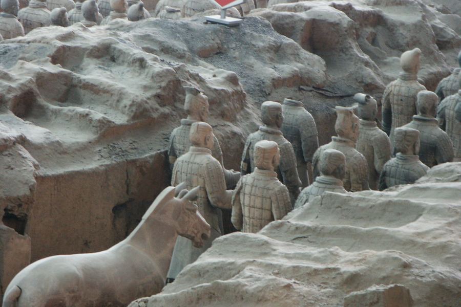 秦始皇兵马俑一号坑，成排的陶俑军阵