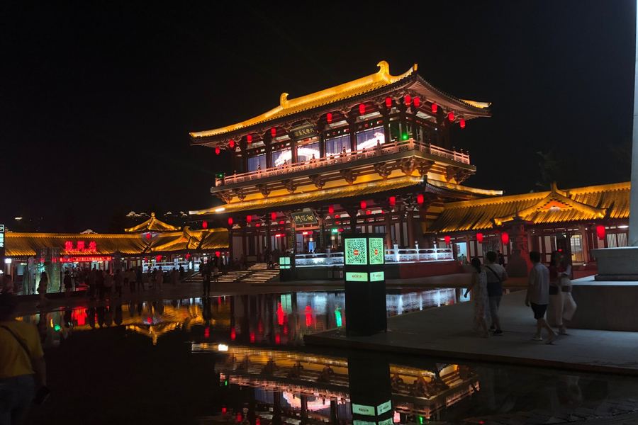 西安唐风园林建筑，飞檐与水面