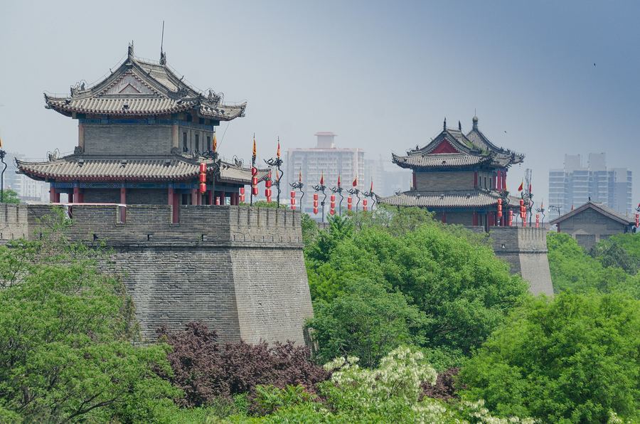 西安古城墙，厚重的城砖与城楼