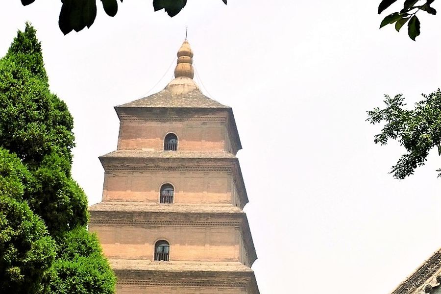 西安大雁塔，唐代砖塔矗立在蓝天下