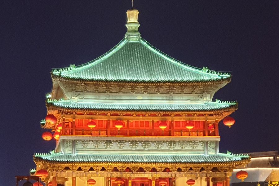 夜晚的西安钟楼，飞檐斗拱亮着暖黄灯光